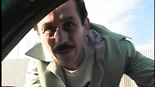 seksi esmer bacaklarını kanepede yayılır ve alır fucked tarafından kalın horoz