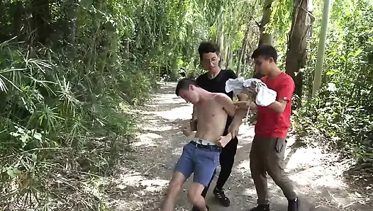 Yakalanan twink sürtük 2 çıplak yarak alıyor