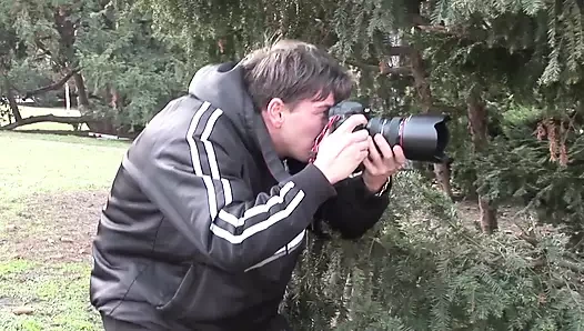 Yarak için istekli seksi erkeklerle ateşli üçlü sikiş