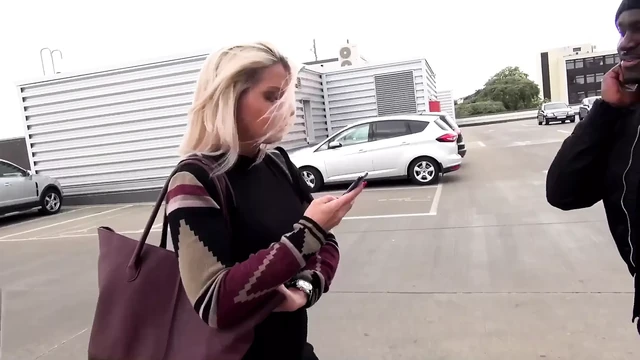 Deutsche Hausfrau Samy Fox im Einkaufszentrum abgeschleppt