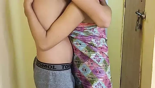 Evli kadın duş almak istiyor ama kocası sert sikişmek istiyor