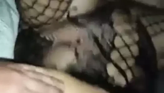 Karısının göğüsleri sallanıyor