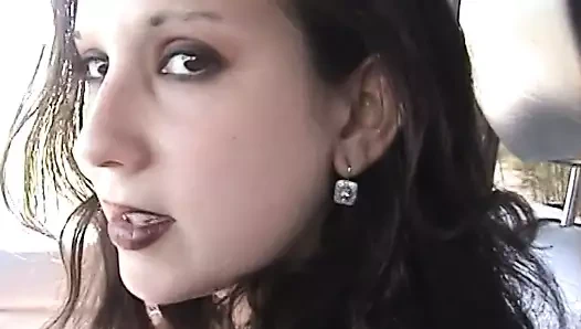 Esmer dudaklı genç esmer yarak emiyor ve arabada sikiliyor