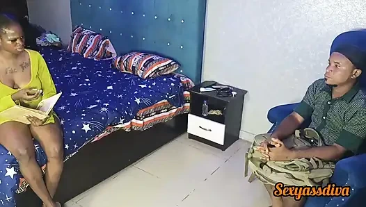 Azgın seksi öğretmen genç öğrencisini büyük yarakla sikiyor