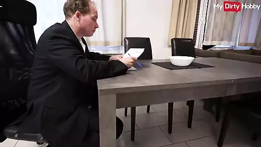 Alman patron orta yaşlı seksi kadın çalışanlarla anal üçlü seks yapıyor - mydirtyhobby