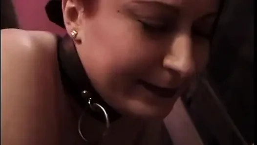 Çıplak bebek itaatkar kadının çıplak vücudunu okşuyor