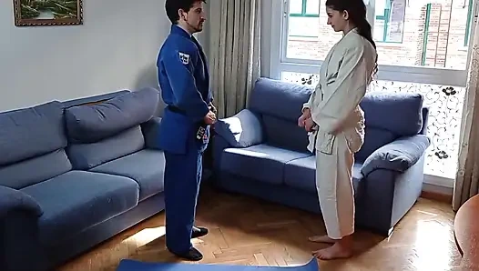 18 yaşındaki oral seks sikişi, ağzına boşalma judo dersi. Shanaxnow