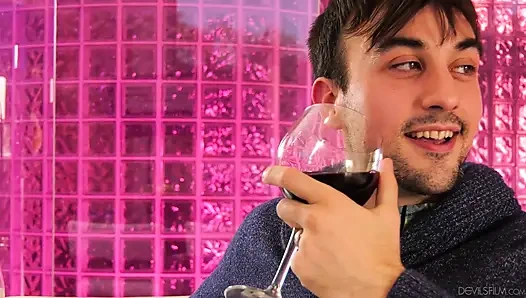 Devils filmi - seksi evli kadın kocasının sikilmesini görmek için çok heyecanlı