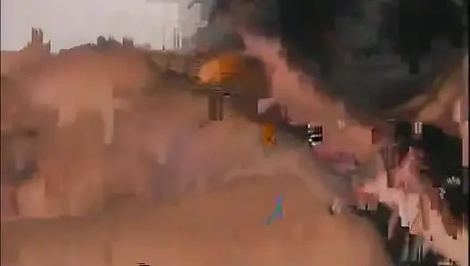 Çarpıcı genç Asyalı ve latin lezbiyenler amcıklarını yalıyor ve parmakla sikişiyor