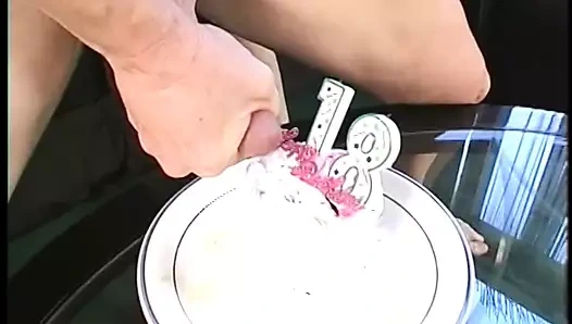 Büyük horoz dövmeli adam bu muhteşem beyaz kaltağın mükemmel amını becermeyi seviyor