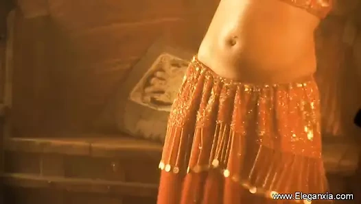 Hintli kadın aşıklar bebeği seviyor