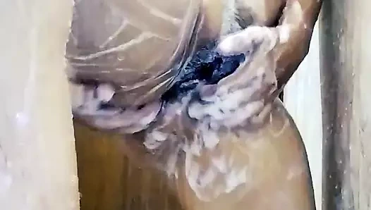 Ateşli riya – 18 yaşındaki üniversite tuvaletinde kıyafetlerini değiştiriyor