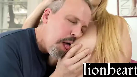 Üvey baba kız arkadaşını sikiyor