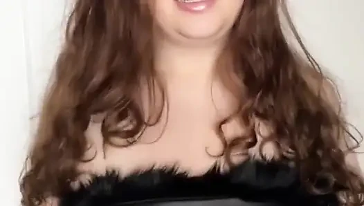 Derili orta yaşlı seksi kadın domme kadın kılıklı oğlan rol oyununu çıkarıyor