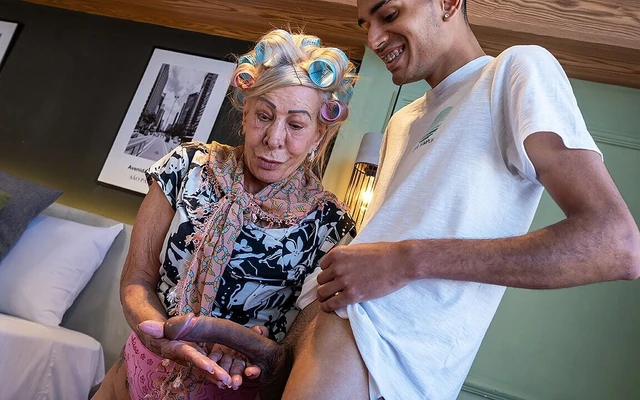 Dövmeli 79 yaşındaki nine tamamen şok oluyor