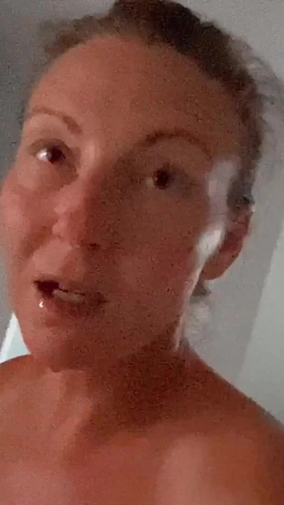 Sidik kraliçesi mutfak tezgahından idrarını içiyor | Klip 2