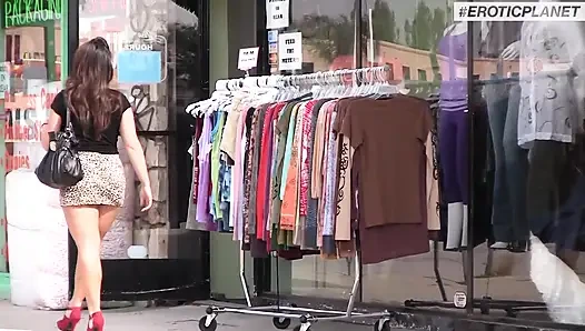 Seksi esmer ağzına boşalmayı seviyor