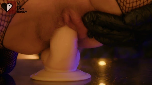 Kayışlı dildo ile kendimi deliğe sokuyorum!! - mylovebunny xx