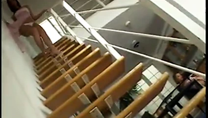 iki güzel esmer lezbiyenler yemek odasında oyun