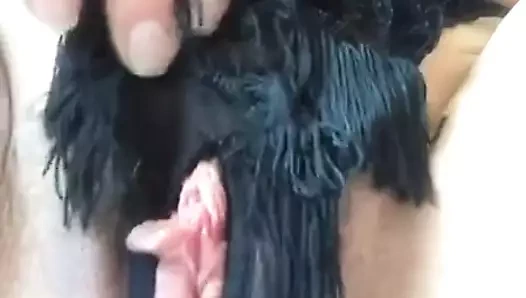 Dik milf masturbates at iş