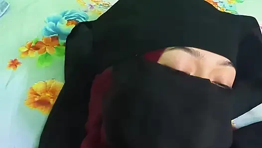 Sadiya ev öğretmeniyle sikişiyor