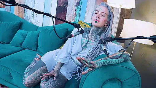 Z hakkında konuşuyorum - zeal - asmr podcast sfw konuşuyor gotik sıska kız dreadlocks dövmeli model dövmeli kız