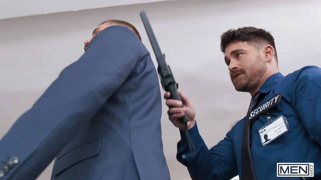 Erkekler - Adam Tyrant güvenlikte beau butler ile el ele tutuşuyor ve onu ofiste sert sikiyor