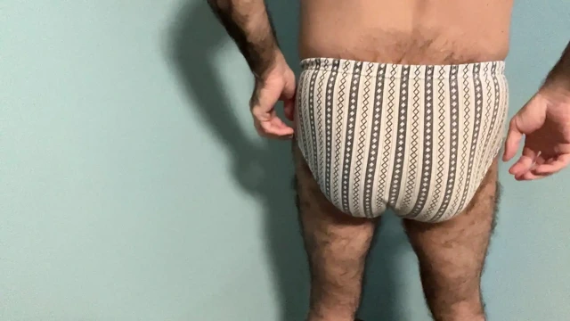 Kontin en sevdiği külotlu çorapla güzel bir striptiz yapıyor