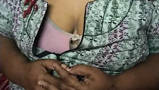 Chennai teyze hemşire göğüsleri gösteriyor