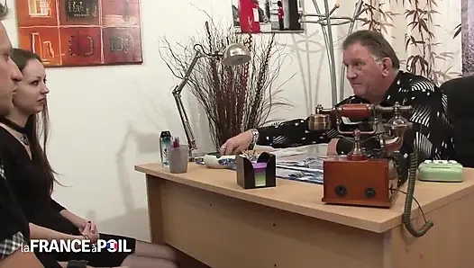 Minik esmer sürtük yarağı gırtlağına kadar alıyor