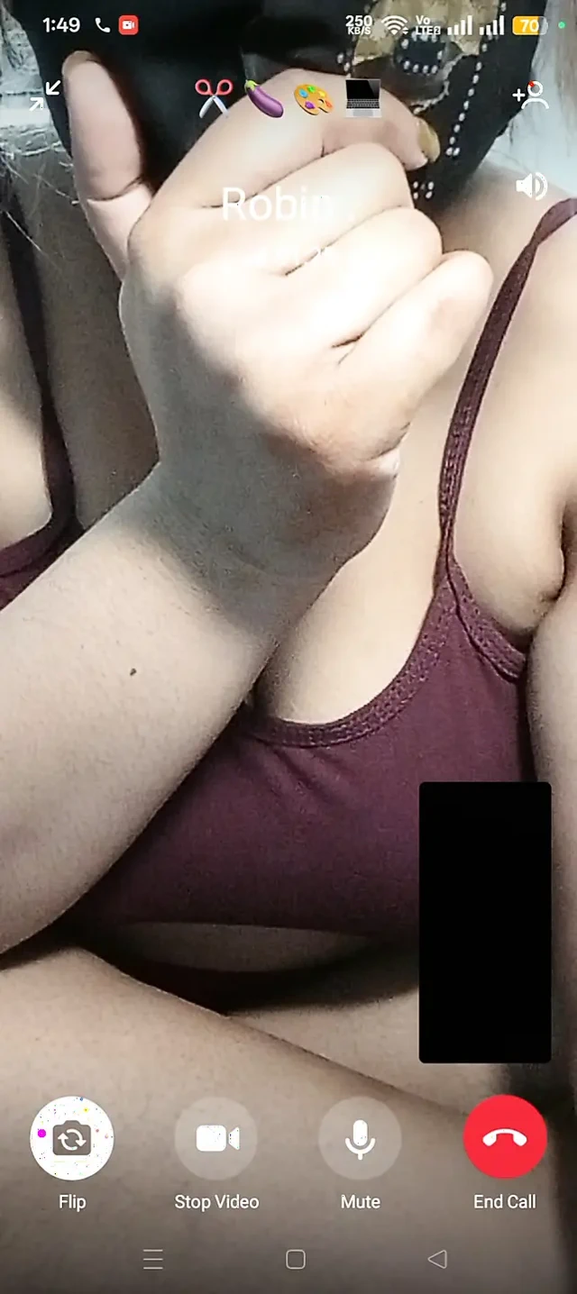 Desi bhabhi showing body on video call.