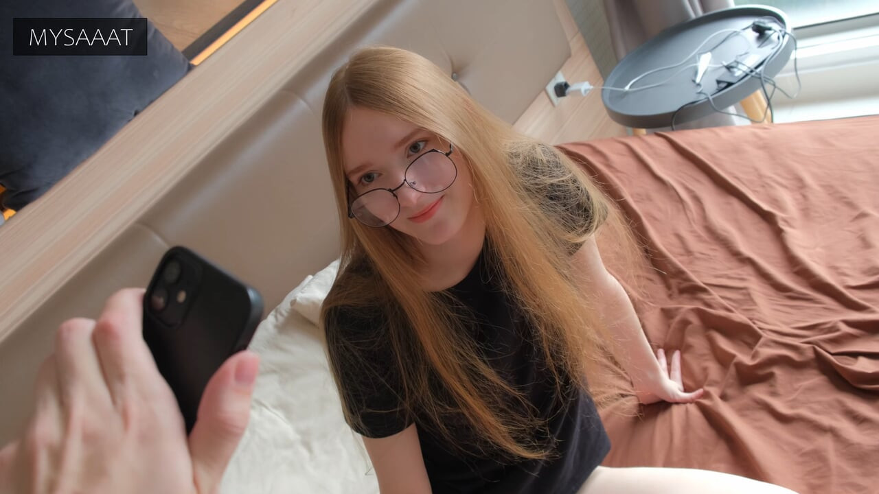 Üvey kız kardeşimin pornoda rol yaptığını öğrendim