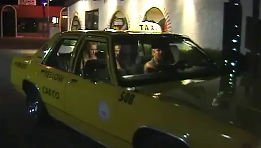 Wilde Lesbenabenteuer in Taxi und Badewanne