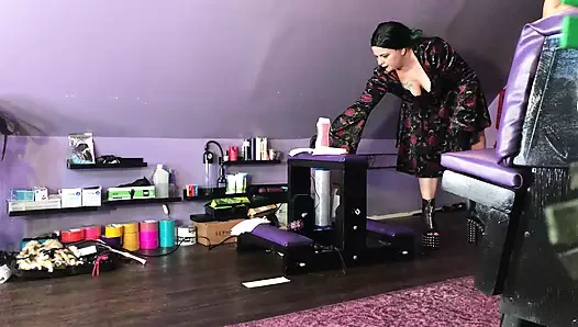 Domme ilk randevuda adamın bacaklarına ağda yapıyor