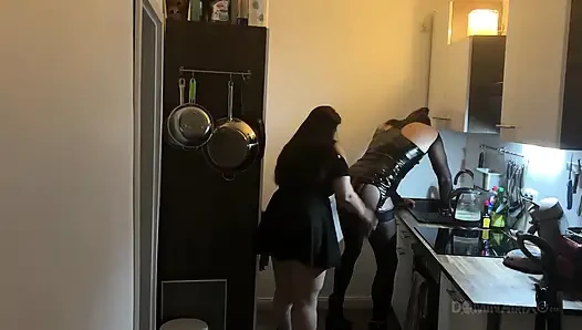 Mutfakta yumruk sokma çılgınlığı - olgun sürtükler geniş genişliyor