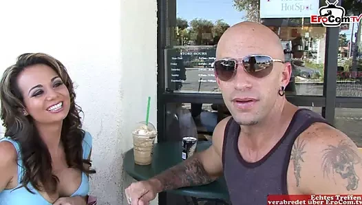 Esmer sürtük ile büyük memeler aldı yukarı üzerinde the sokak