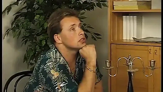 Olgun yarağını alıyor ve boşalıyor