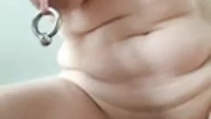 Gepiercte Fotze reitet Dildo!