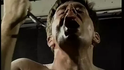 İtaatkar büyük memeli sarışın anal oyun istiyor