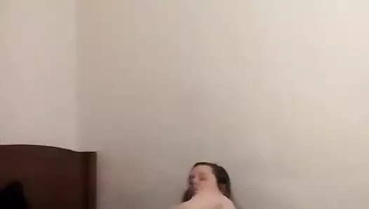 Islak kedi büyük memeler ve büyük popo