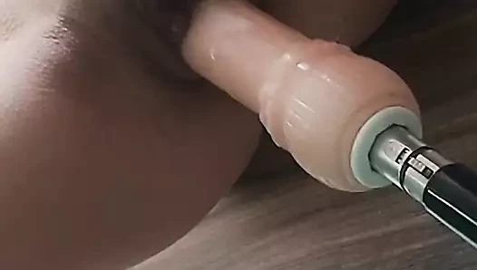 Seks makinesi genç amcığını sert sikiyor inliyor ve ıslak orgazm