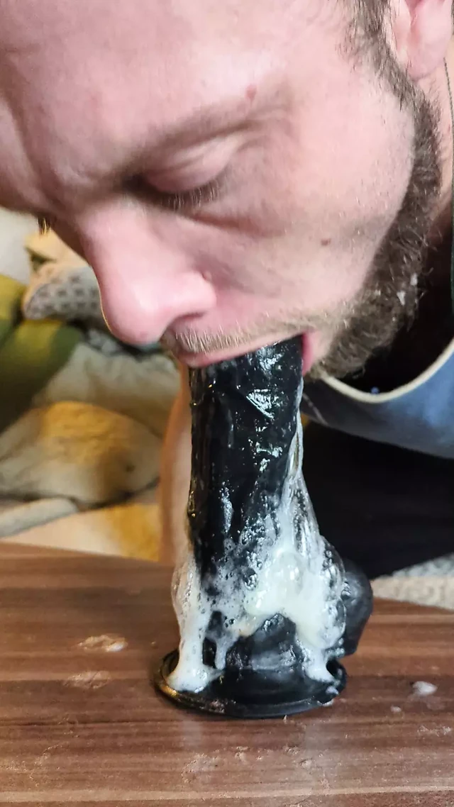 Kirli ıslak dildo gırtlağına kadar alıyor 5