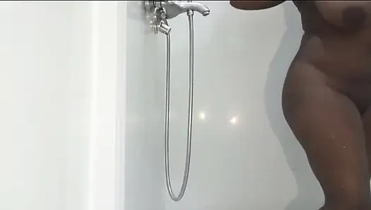 Ateşli bir banyo, sert, ateşli ve lezzetli bir sikiş, bayıldım.