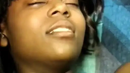 Siyah adam otobüsün arka koltuğunda zenci sürtük tarafından büyük yarağını emdiriyor
