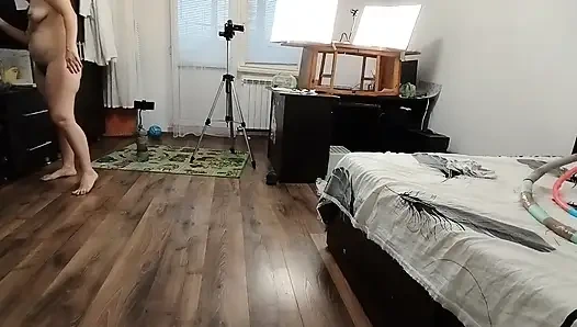 Seksi evli kadın evde çıplak egzersiz yapıyor. Seksi esmer külotlu çorap deniyor