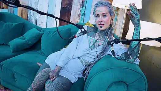 F hakkında konuşuyorum - korku - asmr podcast sfw konuşuyor gotik sıska kız dreadlocks dövmeli model dövmeli kız