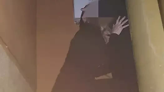 Şirket yıl sonu partisi.evli bir kadın yarak emmek için bir köşede diz çöker.