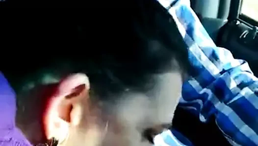 Arabada kafa veren şişman