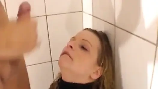 Alman sut banyoda sert sikiliyor ve sikiliyor