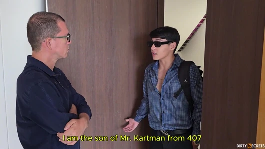 DOLANDıRıCı KOMŞUS UN KıZıNı SIKIYOR